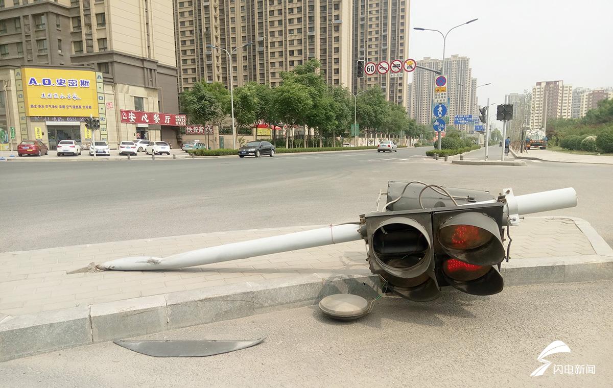 济南齐州路一交通信号灯歪倒引路人合影