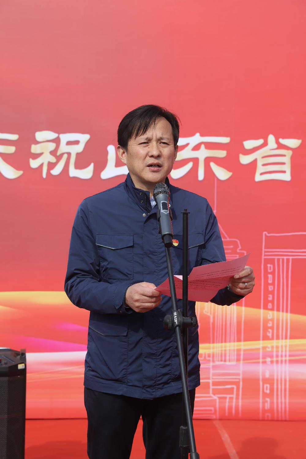 韩军表示,环卫工人是城市的美容师,全市18000多名环卫工人,每天承担着