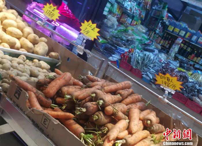 北京西城区某菜市场内部分耐储蔬菜价格。 <a target='_blank' href='http://www.chinanews.com/' >中新网</a>记者 谢艺观 摄