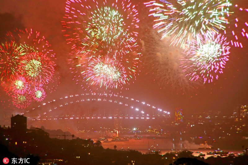 悉尼零点时分绚丽烟花冲天跨入2018年