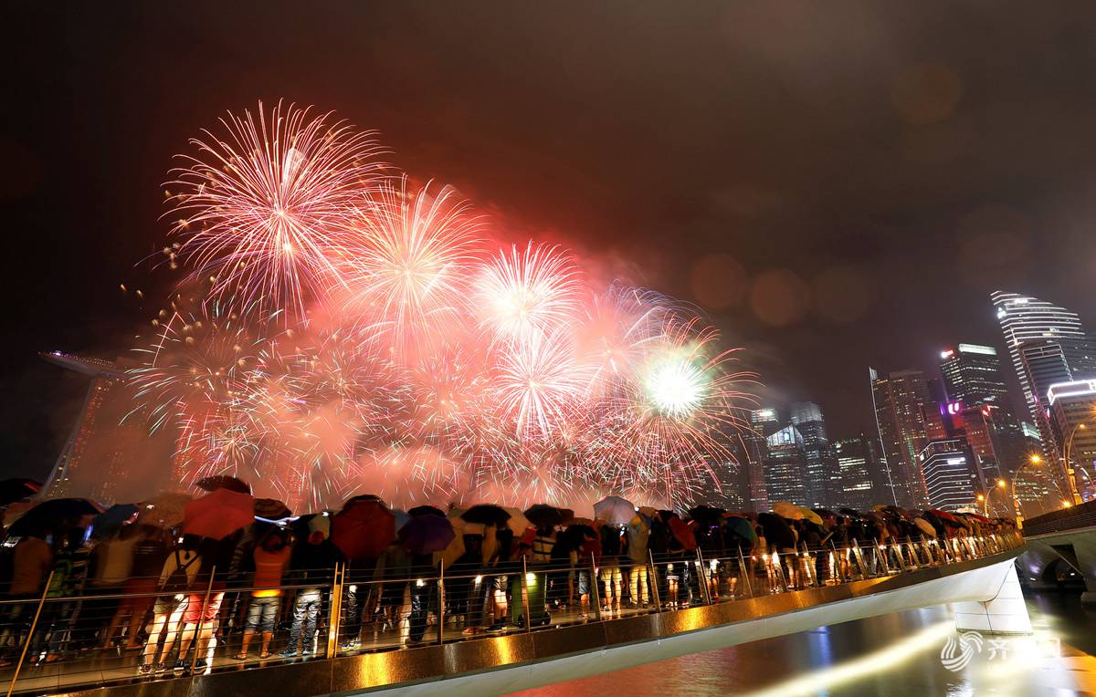新加坡滨海湾燃放烟花庆祝新年到来.
