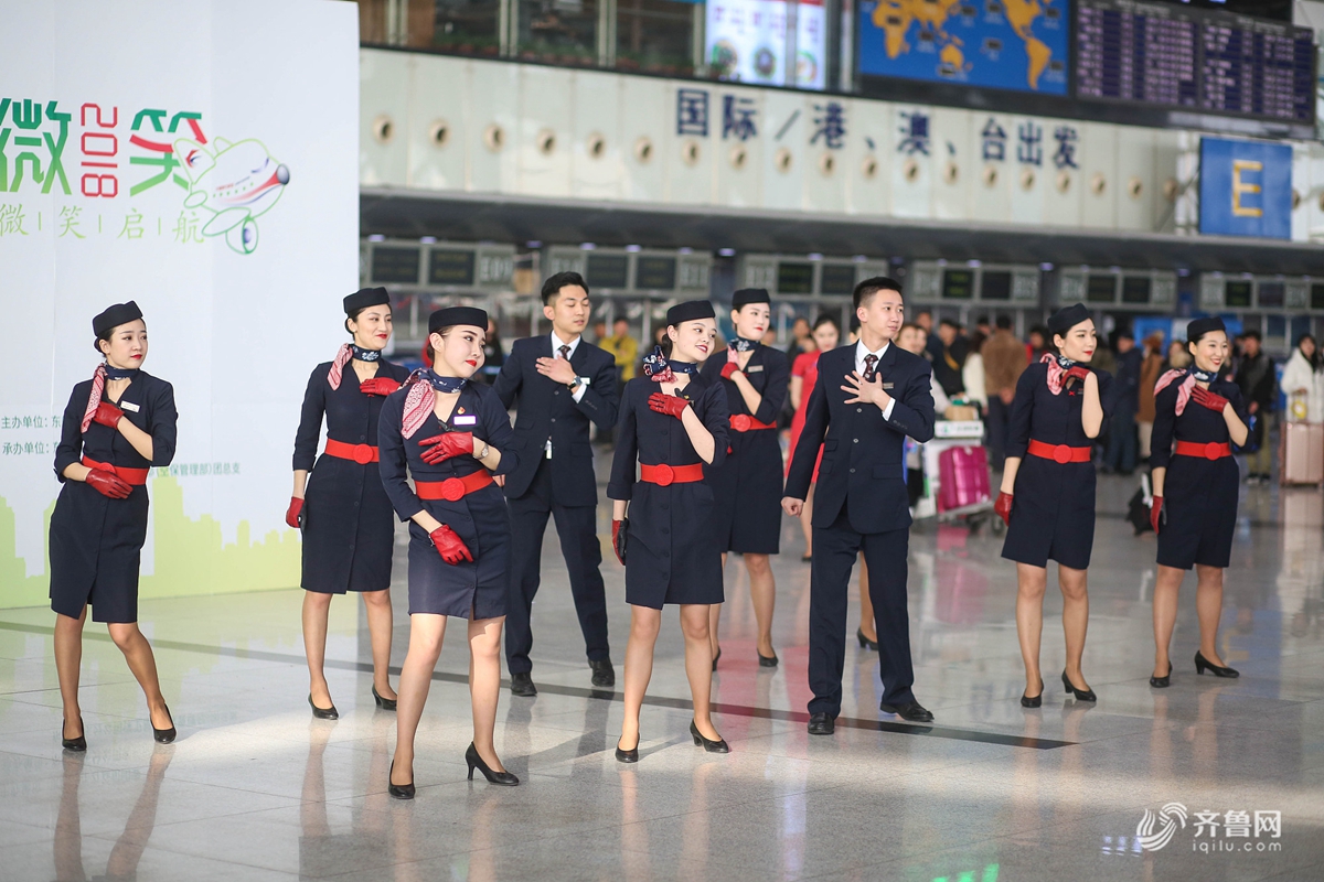 山东空姐空少机场快闪迎新年
