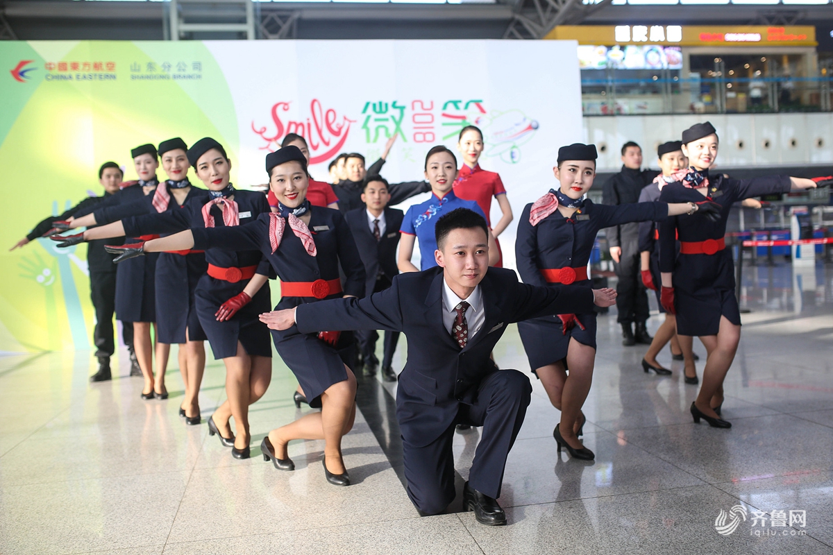 山東空姐空少機場快閃迎新年