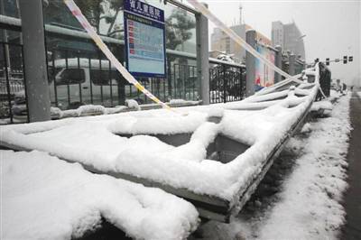 积雪压塌合肥5个公交站台 1人身亡多人受伤.jpg