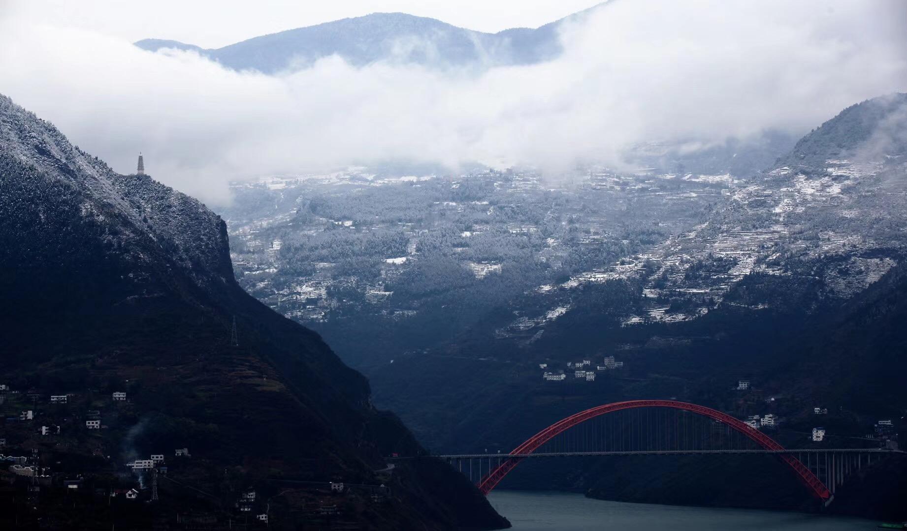 从1月3号晚开始,长江三峡流域的重庆奉节,巫山等地均迎来降雪,今天