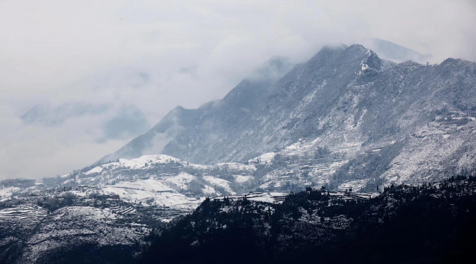 长江三峡雪融后现顶上白雪脚下青山