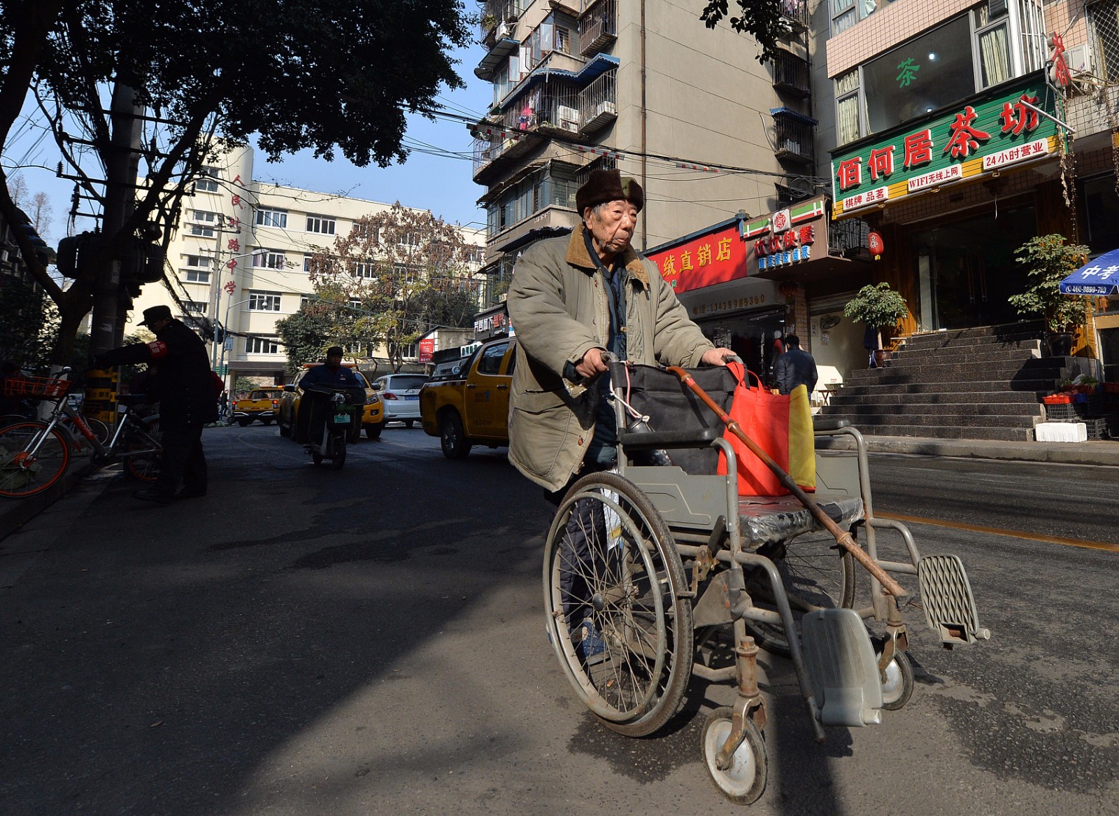 拔掉针头,91岁的陈光国用力地撑着拐棍,从病床边的凳子上站起身来.