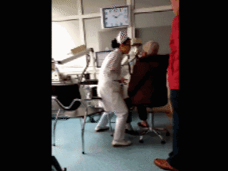 #这段护士当患者面“跳舞”的视频火了（资料图）.gif
