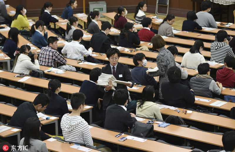 当地时间2018年1月13日,日本富山县,日本学入学考试拉开帷幕,考生冒雪