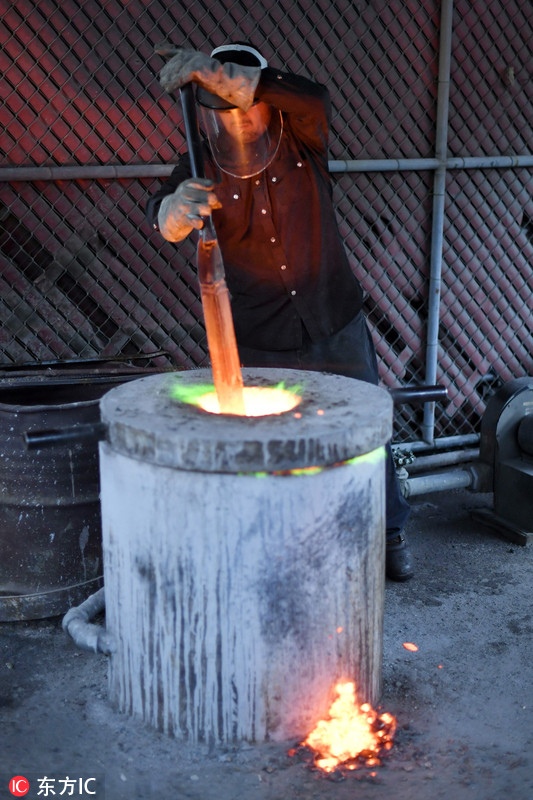 实拍美国演员公会奖杯锻造过程