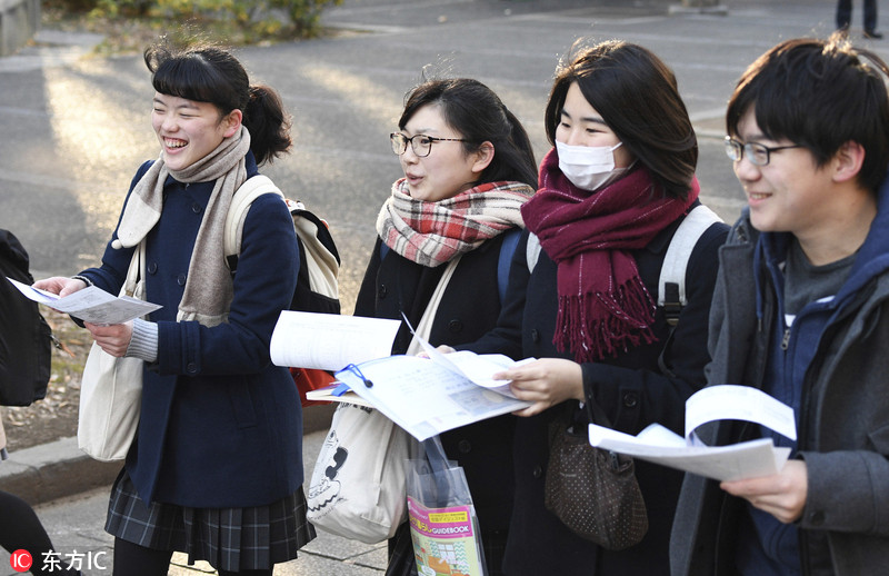 日本高考拉开帷幕考生冒雪赴考场全副武装