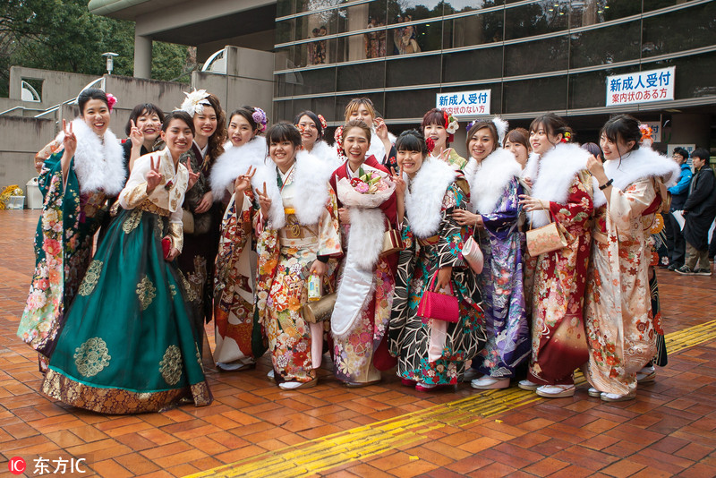 日本各地庆祝成人节青年女子男子精心打扮