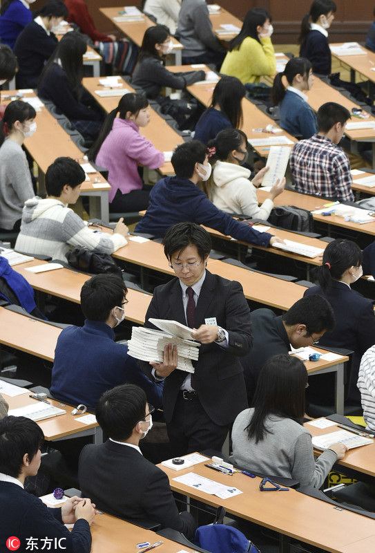日本高考拉开帷幕考生冒雪赴考场全副武装
