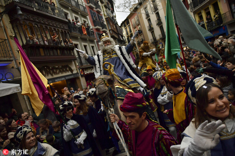 西班牙各地举行三王节大游行