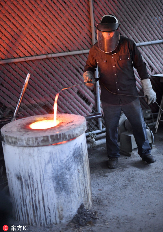 实拍美国演员公会奖杯锻造过程