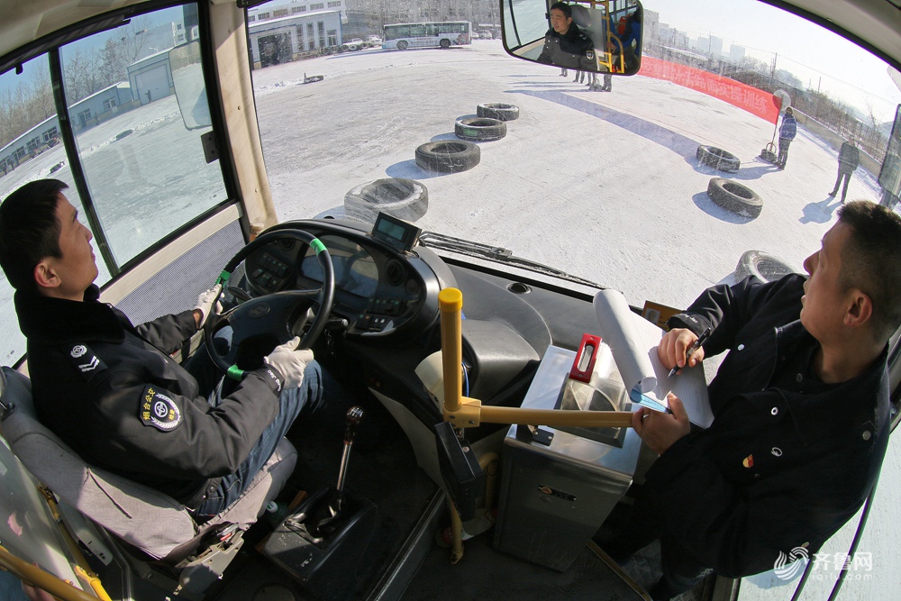 烟台公交驾驶员冰雪路面练习驾驶技能