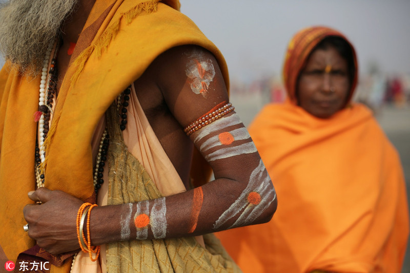 印度教徒河中圣浴庆祝桑格拉提节 苦行僧梳洗打扮