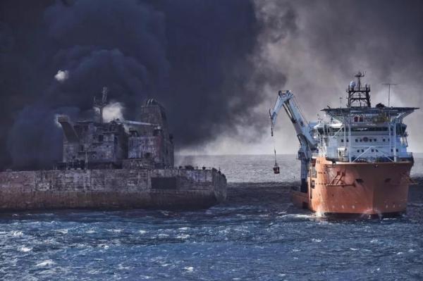“东海救117”轮运桑吉轮两名遇难船员遗体返航.jpg