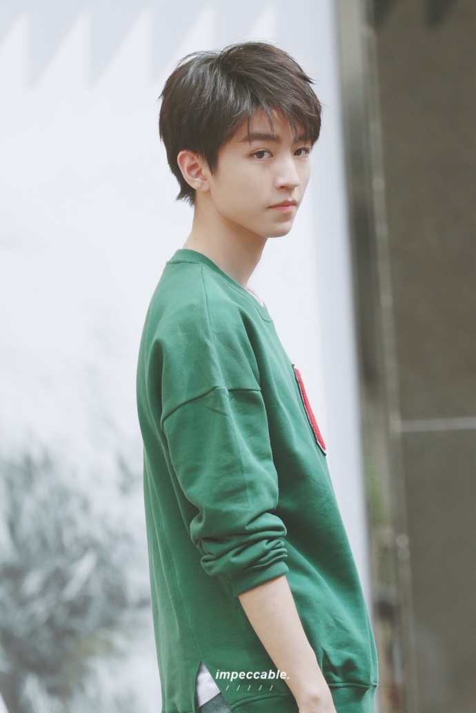 美颜暴击王俊凯绿衣配牛仔裤彰显十足少年气
