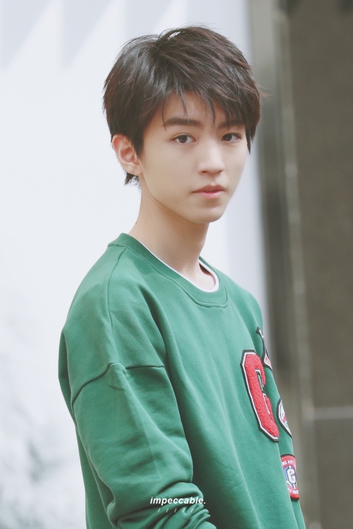 美颜暴击王俊凯绿衣配牛仔裤彰显十足少年气