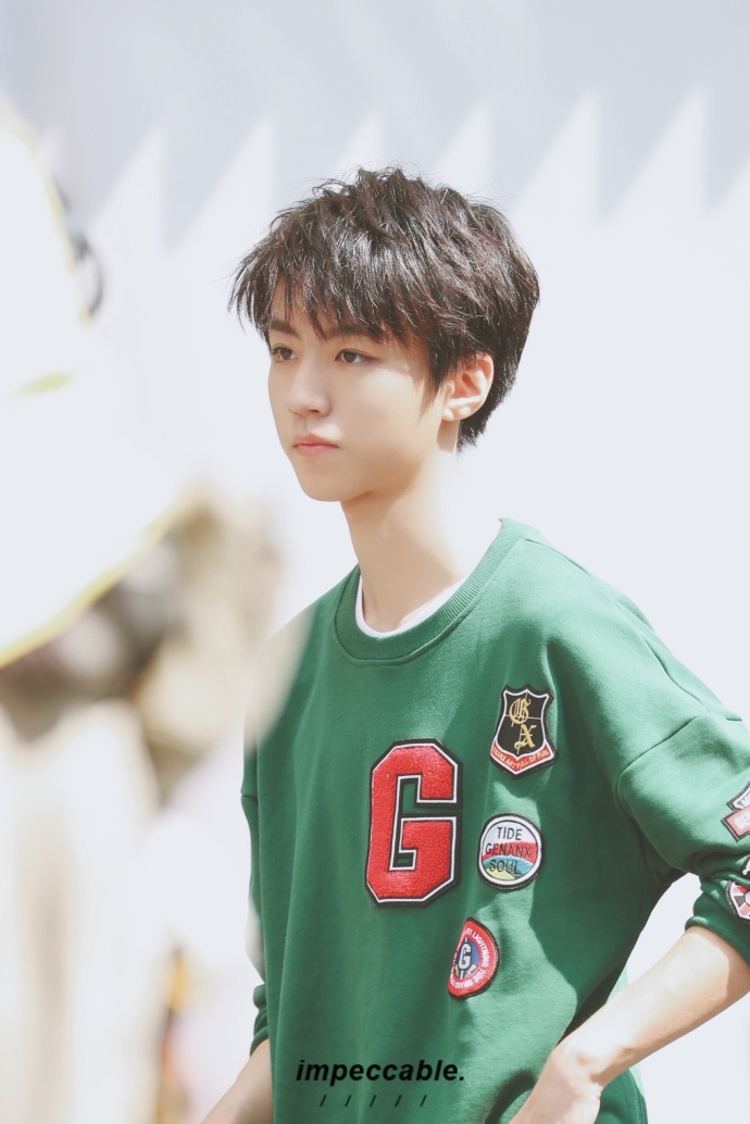 美颜暴击王俊凯绿衣配牛仔裤彰显十足少年气