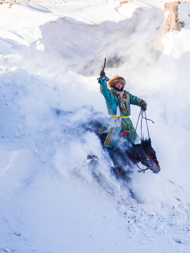 1月18日,内蒙古锡林浩特市的牧民们在雪原上驯马.