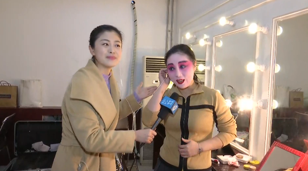 直播:化妆最长两小时 京剧后台有啥秘密