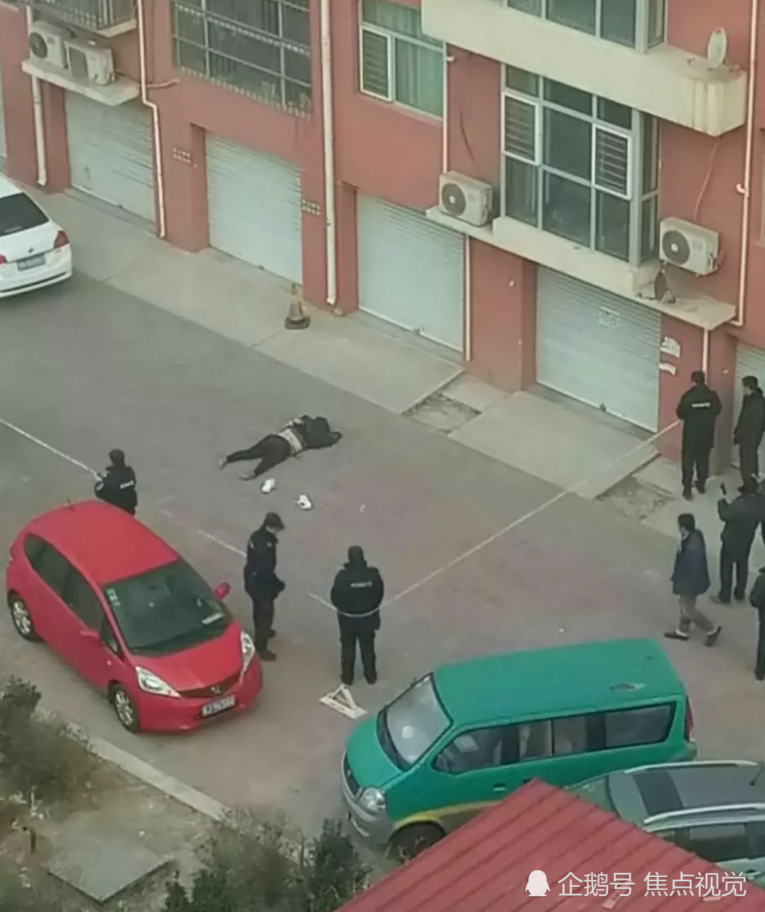 河北东光一女子跳楼自杀鞋子都摔飞了