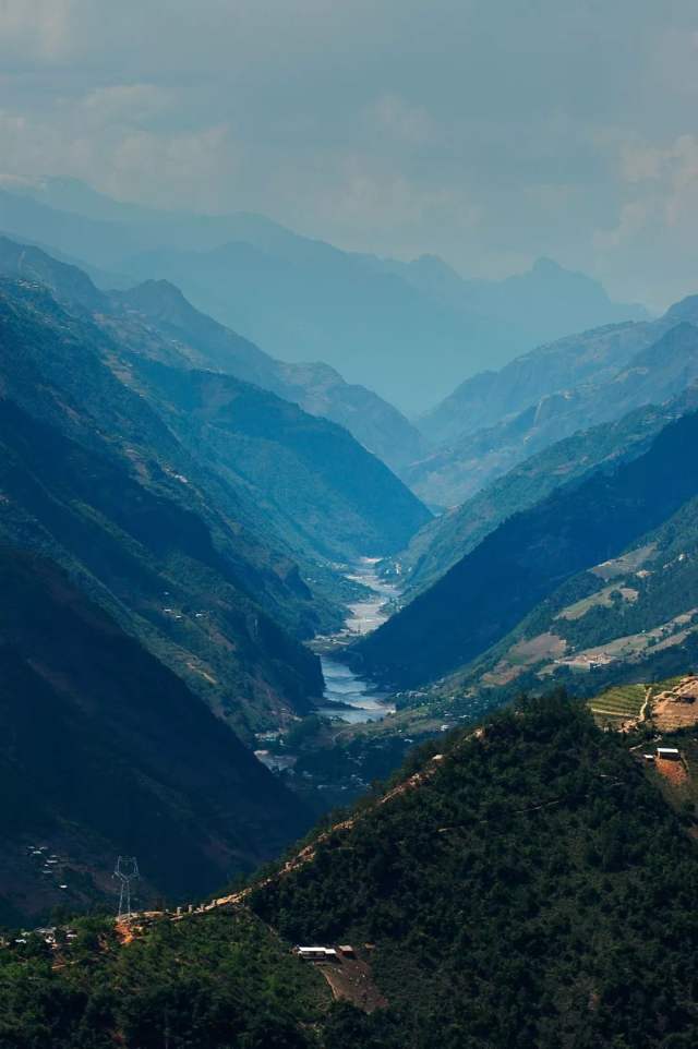 摄影师@在远方的阿伦)▼论高差与怒江间隔他念他翁山-怒山相望的澜沧