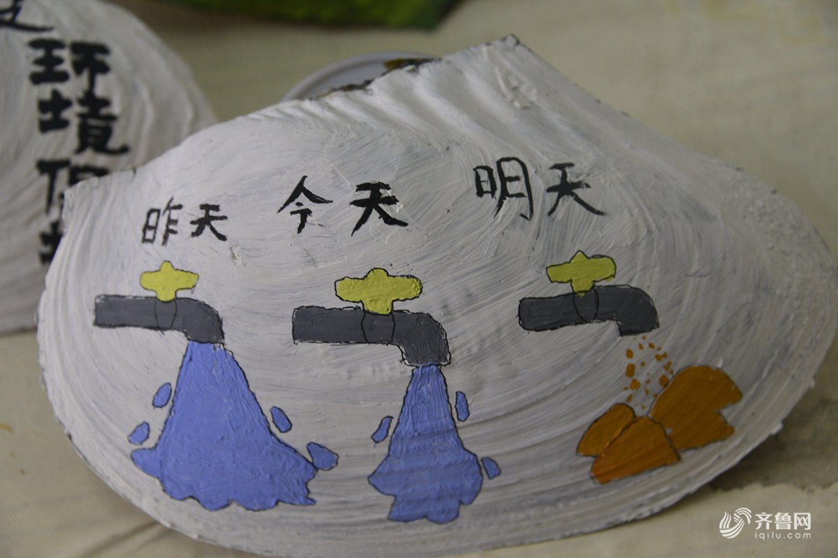 在山东聊城大学拍摄的大学生们在河蚌壳上彩绘的环保主题绘画作品