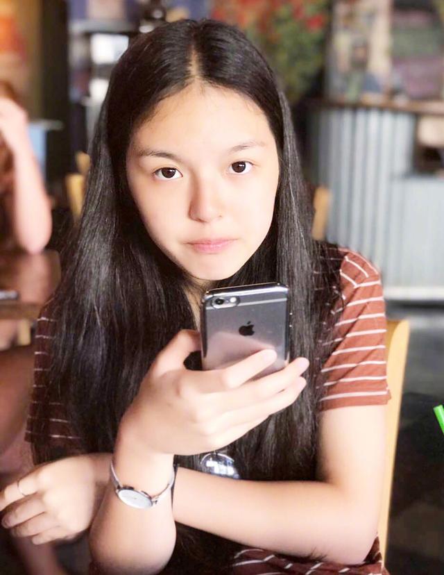 李咏16岁女儿近照曝光,整了牙,割了双眼皮,差点认不出来!