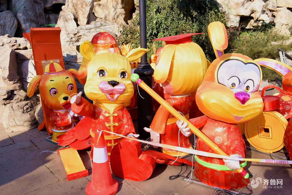 济南趵突泉花灯亮相萌狗造型成亮点