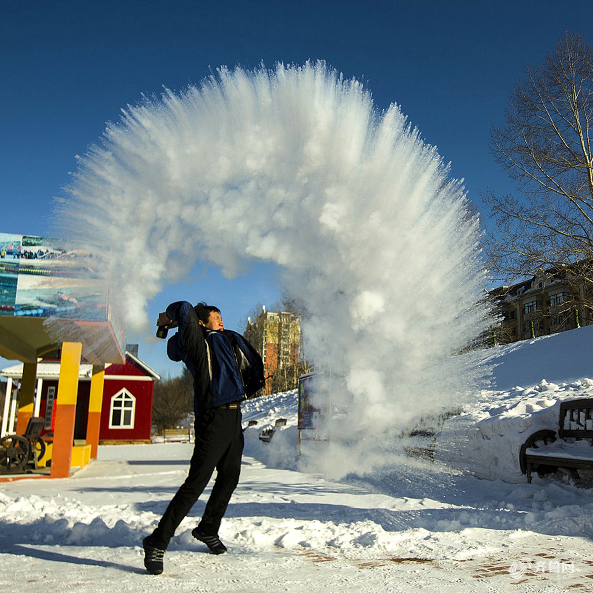 零下42℃极寒冬泳:大妈单手擒鲤鱼