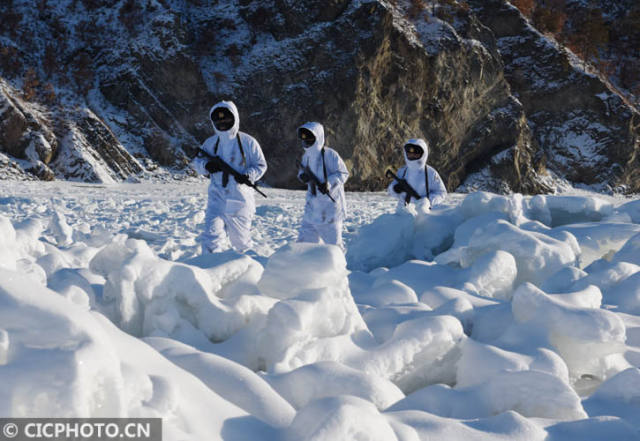 地区塔河县开库康乡,公安边防官兵在-33℃严寒天气里徒步巡查边境一线