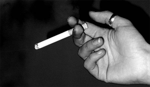 一位女士就餐时发现隔壁桌几位食客在抽烟,向店内工作人员反映无果后