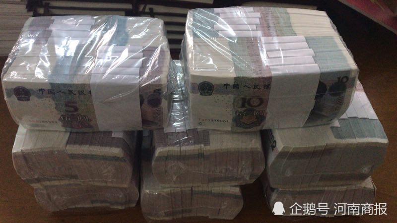 2018年2月5日下午4点多,郑州101路公交车长翟凤英行驶到人民路太康路