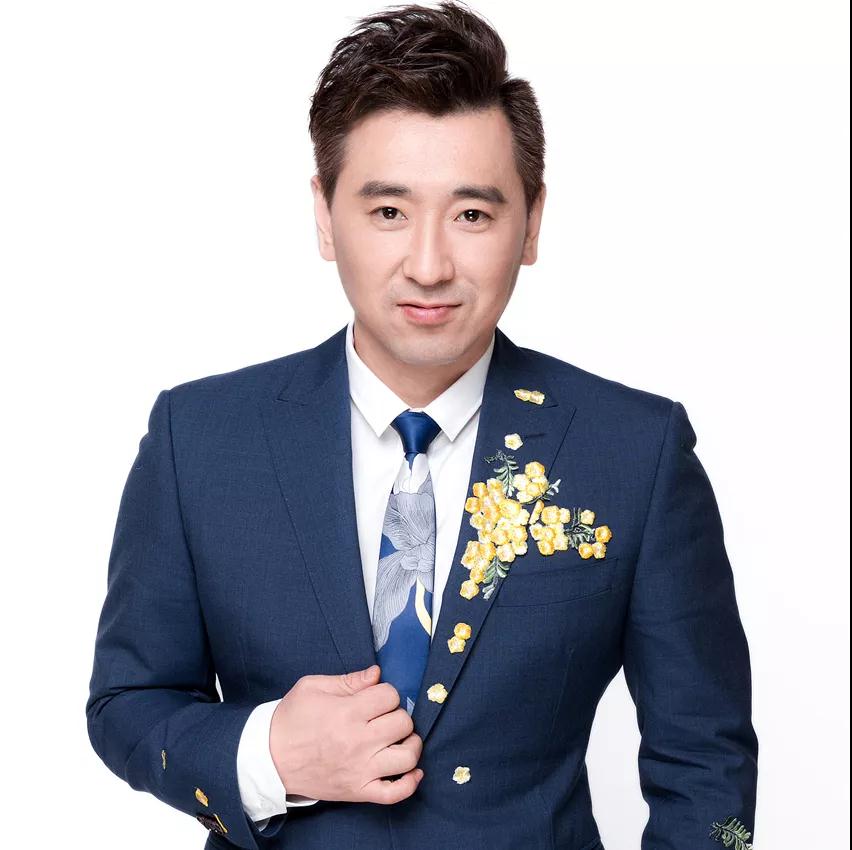 吕素鹏(阿速)山东电视节目主持人,现主持 山东卫视《超强音浪》,生活