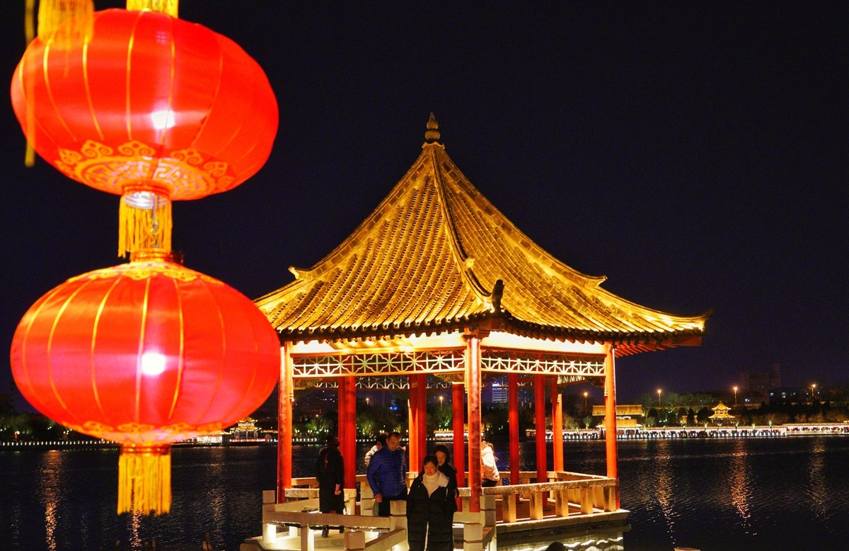 美爆了济南大明湖亮灯流光溢彩如仙境