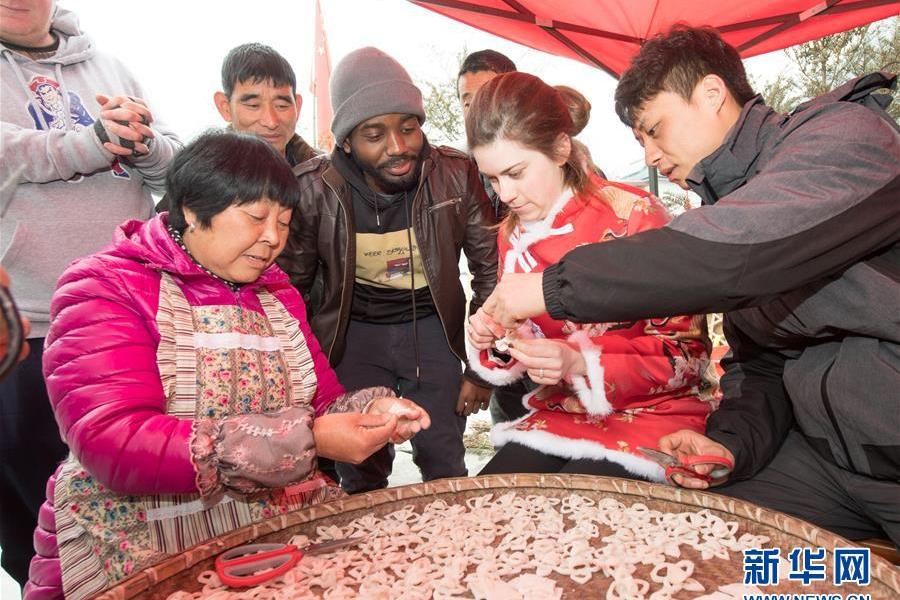 "洋媳妇"回村过年体验民俗 婆婆送红包