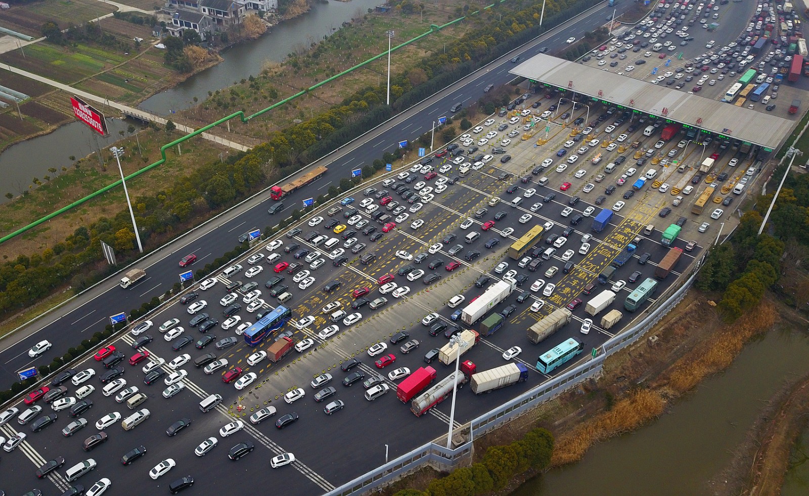 这是高速返乡路上的车流,你哪天回家?
