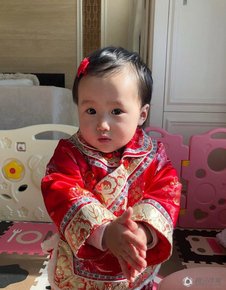 吴曦爱女萌照曝光小宝贝拜年超级可爱