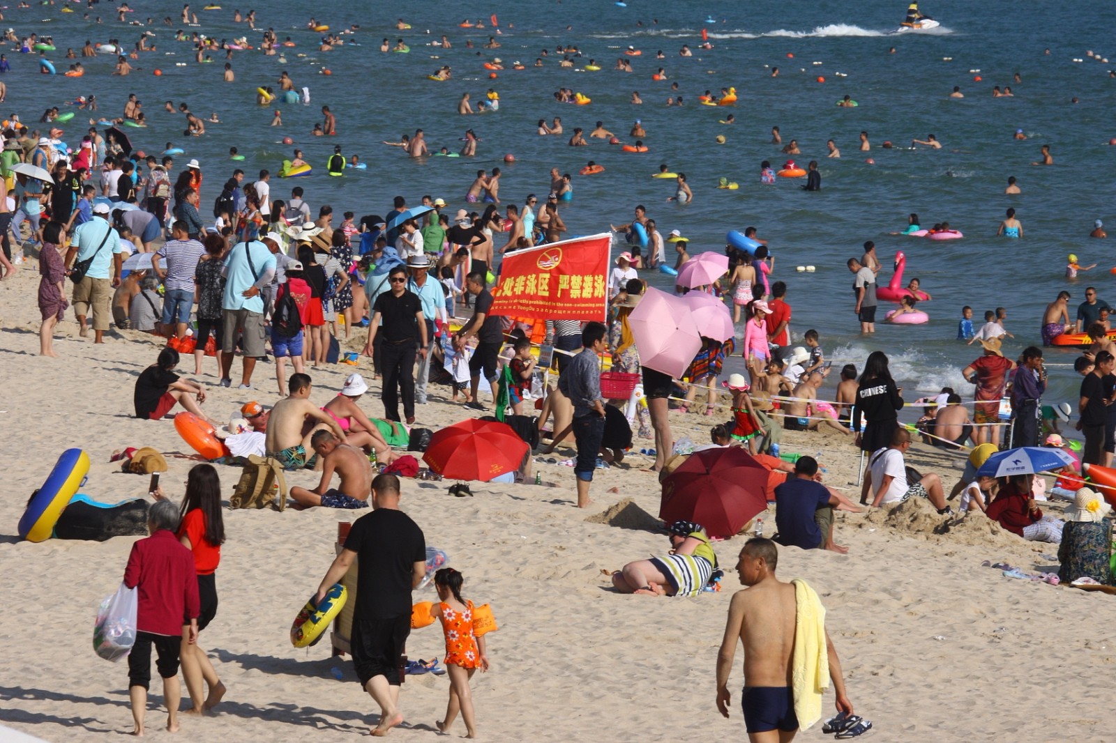 三亚春节假期人潮涌动 海滩上如同"下饺子"