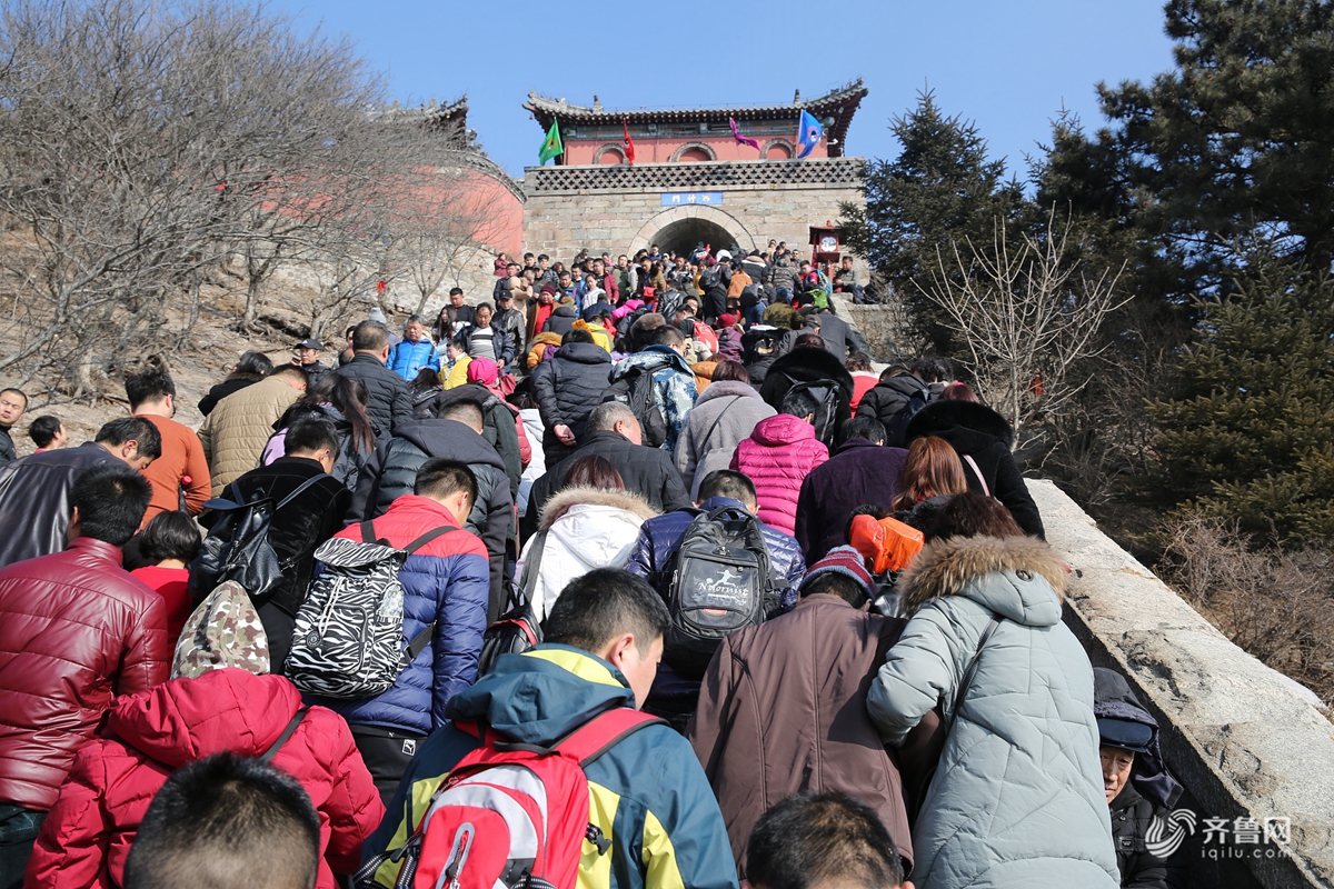 游客扎堆泰山祈福台阶撒满零钱成金街