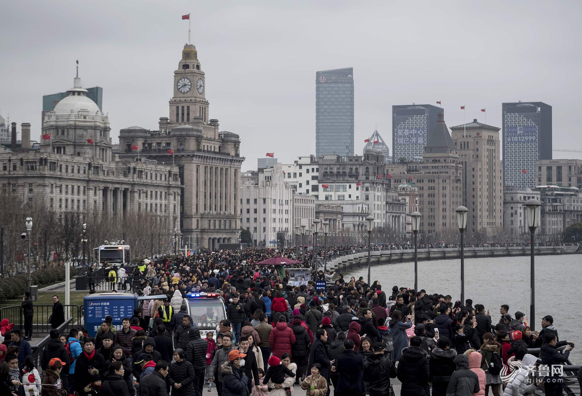 2018年2月18日,上海,民众在外滩欣赏黄浦江景色.