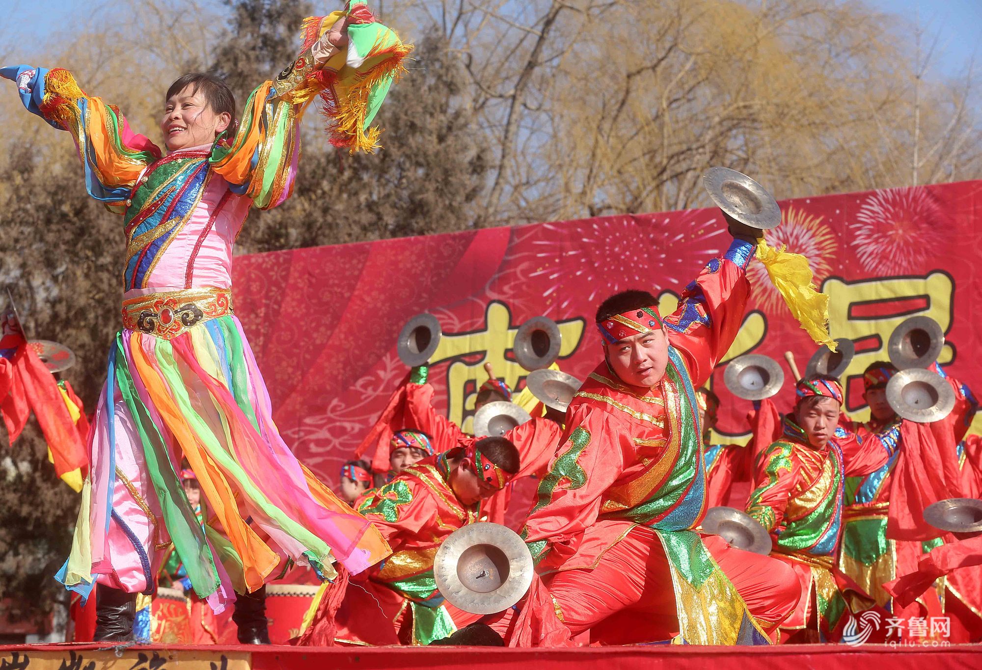 北京,演员在北京地坛春节文化庙会上表演山西锣鼓.