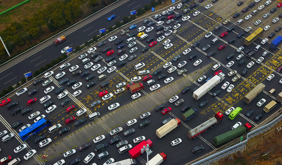 直播:春运返程高峰 无人机航拍告诉你哪里最堵