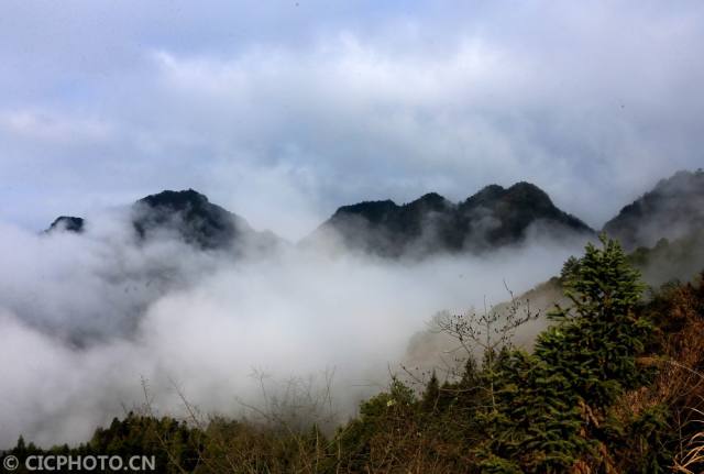 安徽:春霧繚繞齊雲山