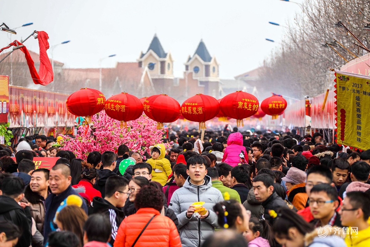 2月24日,山东省青岛胶州糖球会成了人们舌尖上的盛宴,琳琅满目,五味俱