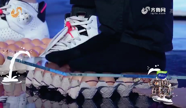 2分钟视频教你如何踩鸡蛋而不碎你也可以是轻功高手