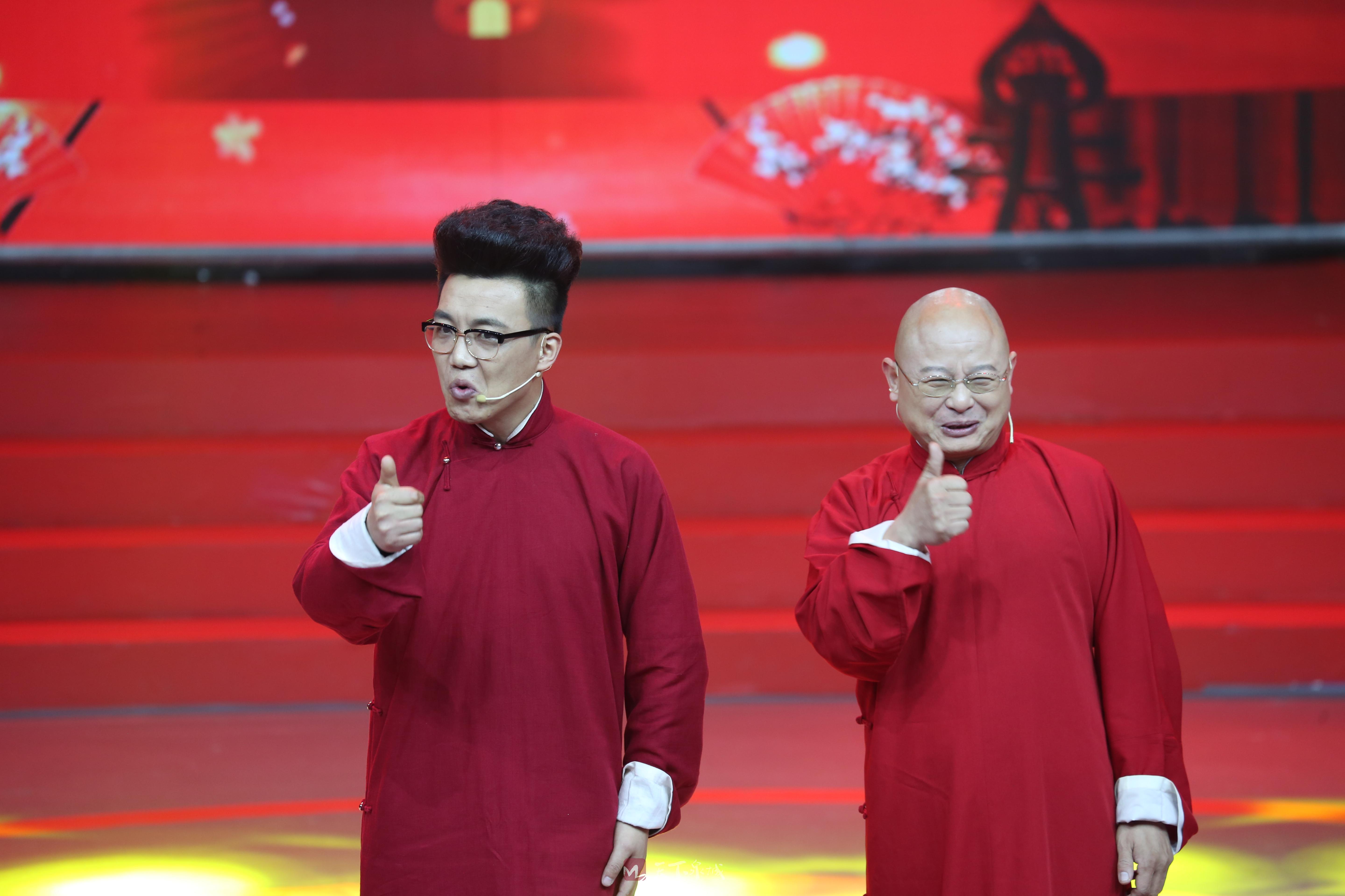 导演过"三千大妈广场舞表演"的全伟不慌不忙,也找来了擅长曲艺的单位